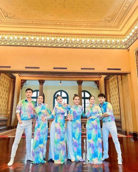 Áo Dài lá loang màu