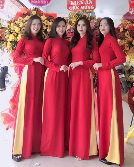 Áo Dài đỏ , quần vàng