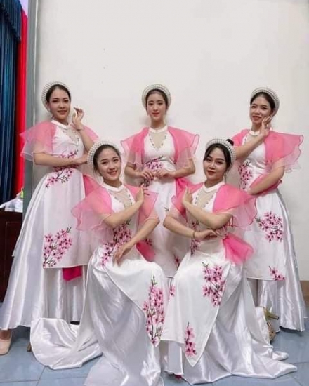 Áo dài trắng tay hồng