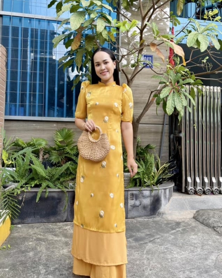 Áo Dài vàng cách tân