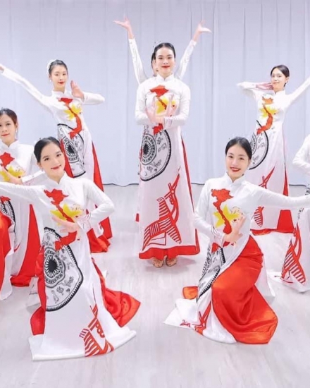 Áo dài Trắng lá cờ 3