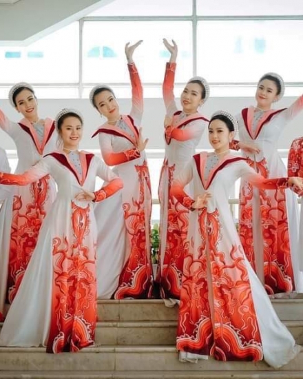 Áo Dài trắng đỏ 