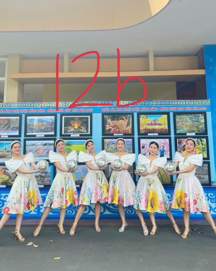 Đầm trắng nơ 12 cái